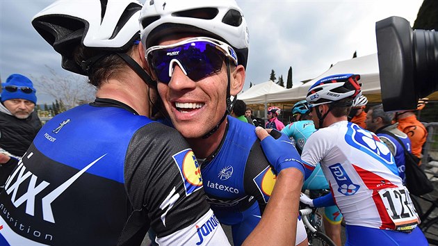 Zdenk tybar pijm gratulace tmovch koleg po vhe ve druh etap Tirrena-Adriatica.
