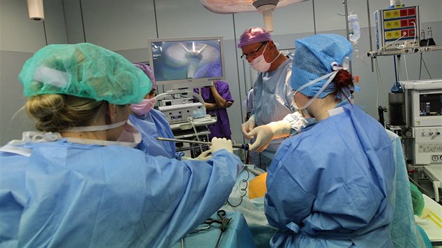 Na gynekologicko-porodnickm oddlen jihlavsk nemocnice operuj pomoc nov laparoskopick ve.