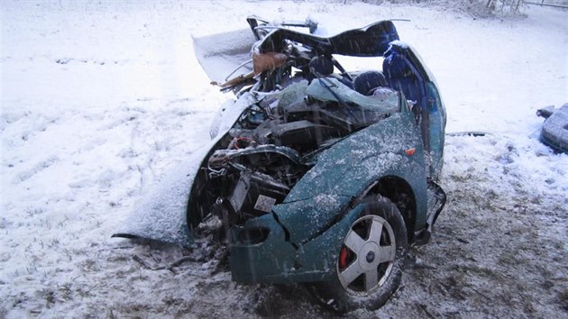 Po elnm stetu s kamionem byl Ford Focus zcela znien. Jeho idika skonila v nemocnici s velmi tkm zrannm.