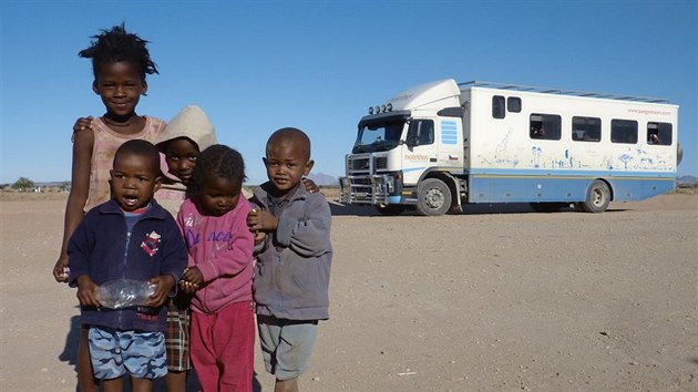 Fuxa voz turisty i po zemch Afriky - na snmku jsou mstn dti pi zastvce hotelbusu u trnice pobl namibijskho msta Swakopmund.