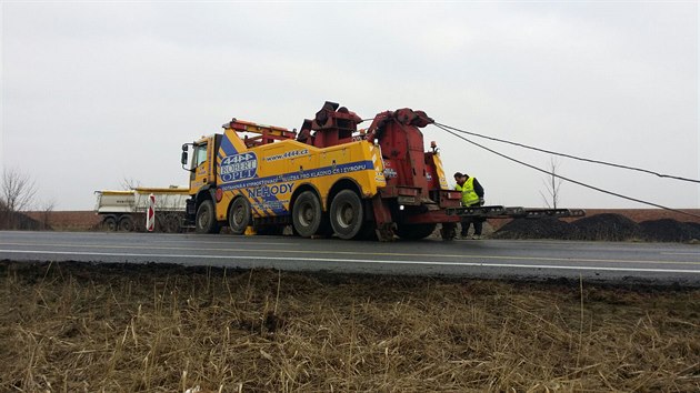 Na silnici 1/7 nedaleko obce Slan se vyboural kamion pevejc limondy (10.3.2016).