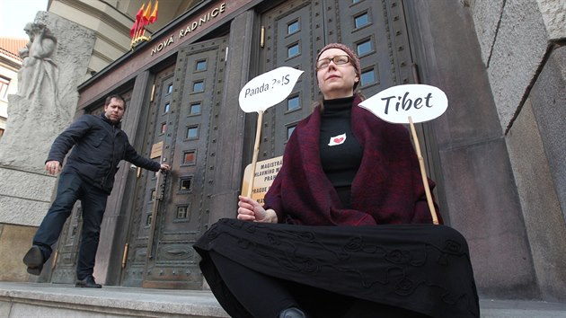 Kromě zastupitelů za piráty, TOP 09 a bývalého náměstka z Trojkoalice Matěje Stropnického, kteří si v oknech kanceláří vyvěsili tibetské vlajky,
protestovaly proti pročínské politice hlavního města také dvě aktivistky na schodech magistrátu (10.3.2016).