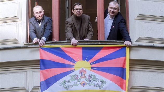 Zastupitel TOP 09 Albert Kubita, Vclav Novotn a Ji Nouza a jejich tibetsk vlajka v okn stranick kancele na magistrtu (10.3.2016).