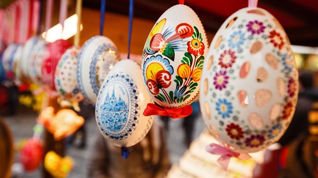 Rodina Břečkova vyrábí ručně zdobené velikonoční vejce. Prodává je na Velikonočních trzích na Staroměstském náměstí (13.3.2016).