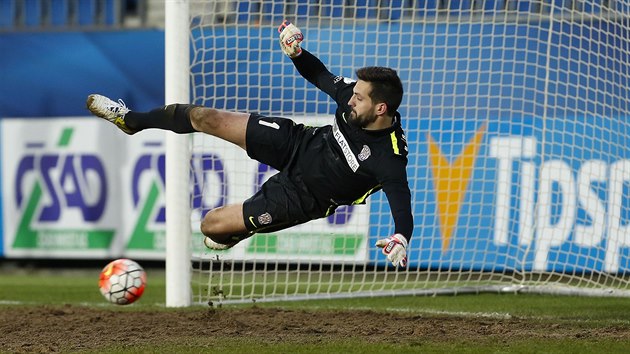 Brank Brna Duan Melichrek inkasuje z penalty.