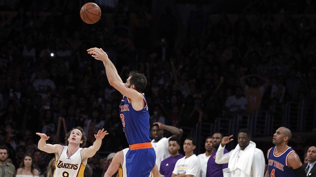 Jos Calderon z New York Knicks pl z dlky na ko Los Angeles Lakers.