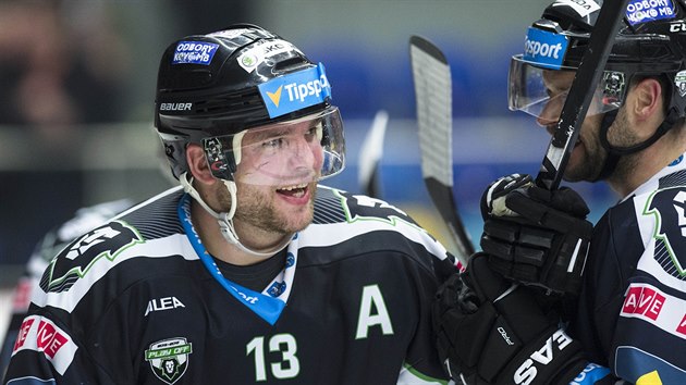 Marek Troninsk (vlevo) oslavuje s Jakubem Klepiem vtzn gl Mlad Boleslavi.