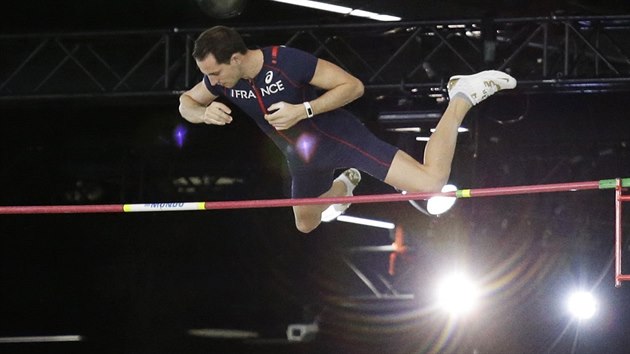 Renaud Lavillenie pekonává laku na halovém mistrovství svta v Portlandu.