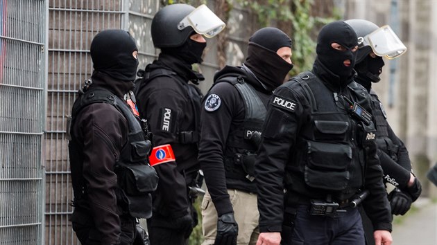 Policist v okol zsahu na bruselskm pedmst Molenbeek.