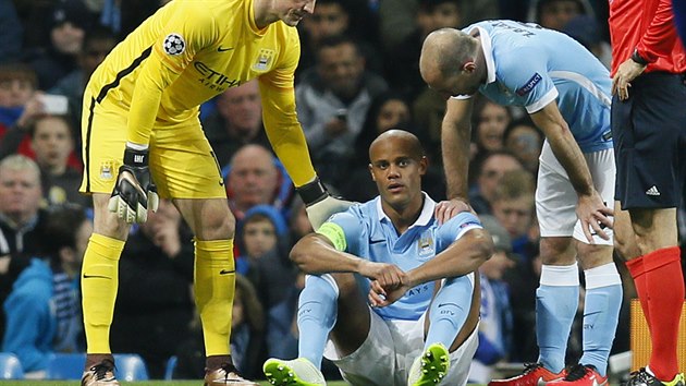 ZRANN KAPITN. Vincent Kompany z Manchesteru City se zranil a musel stdat.