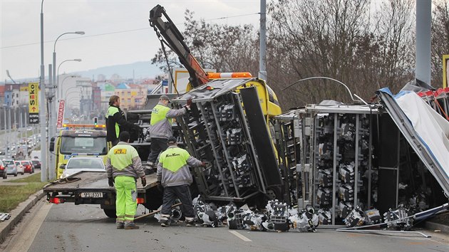 Nehoda nákladního auta zkomplikovala provoz na Karlovarské třídě ve směru do centra Plzně. (16. března 2016)