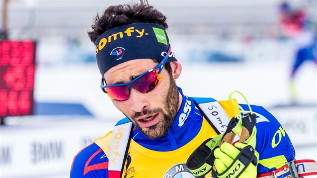 Francouzsk biatlonista Martin Fourcade pot, co vybojoval tvrtou zlatou medaili na MS v Oslu.