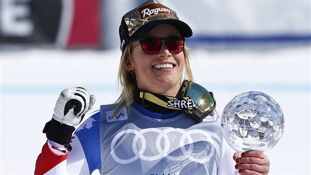 Švýcarská lyžařka Lara Gutová s malým globem za celkový triumf v superobřím slalomu Světového poháru.