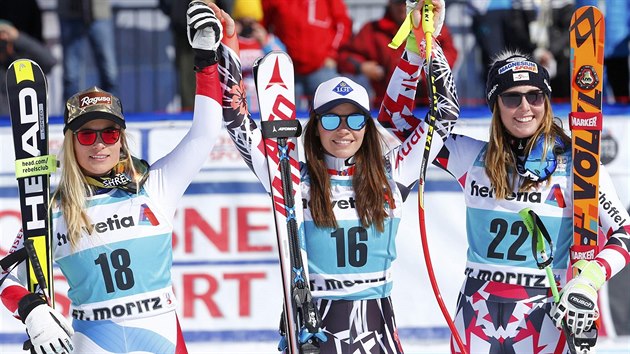 Ti nejlep ze zvrenho superobho slalomu v sezon. Zleva druh Lara Gutov, vtzn Tina Weiratherov a tet  Cornelia Htterov.