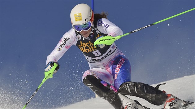 Slovensk lyaka Veronika Velez Zuzulov ve slalomu ve Svatm Moici.