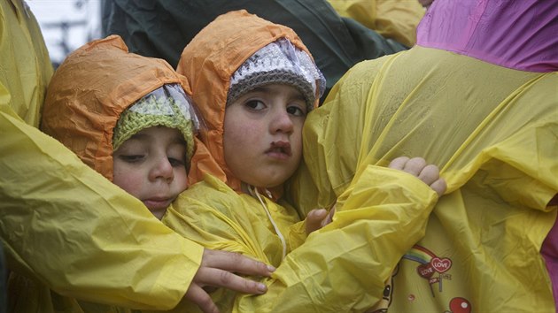 Děti stojící v dešti ve frontě na jídlo poblíž vesnice Idomeni na řecko-makedonské hranici. (10. 3. 2016)