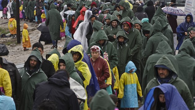 Migranti stoj frontu na jdlo v uprchlickm tboe na ecko-makedonsk hranici. (10. 3. 2016)