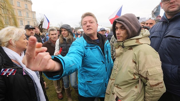 Nkte z demonstrant slovn napadali novine. (12.3.2016)