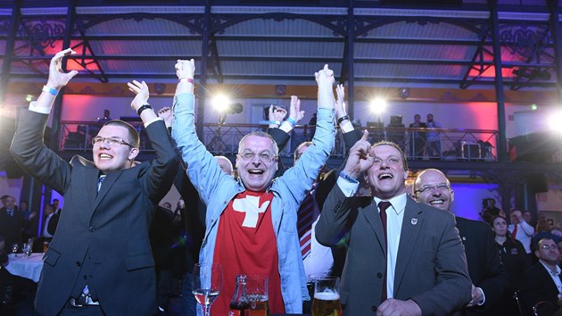 Podporovatel nmeck strany AfD oslavuj volebn spch. (13. 3. 2016)