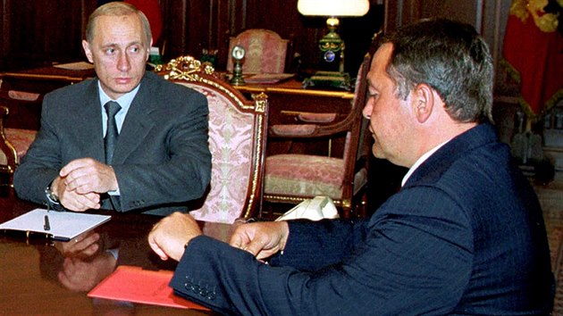 Nkdej ministr tisku Michail Lesin na schzce s Vladimirem Putinem. Snmek je z roku 2000 (11. bezna 2016).