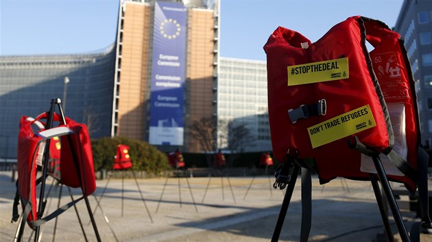Před budovou Evropské komise v Bruselu se objevily záchranné vesty. Organizace Amnesty International tak před čtvrtečním summitem EU demonstruje za ochranu práv uprchlíků (16. března 2016).
