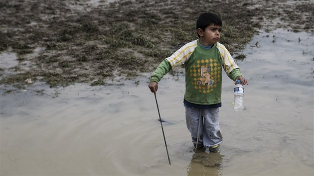 V Idomeni u nkolik dn pr, z tbora se stalo velk jezero se spoustou bahna (17. bezna 2016).