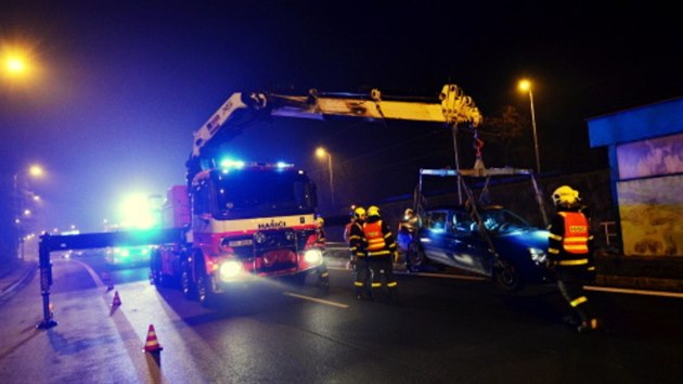 Ostravští hasiči museli z tramvajového kolejiště v Ostravě-Zábřehu vytáhnout osobní auto, jehož řidič si zřejmě koleje spletl se silnicí.