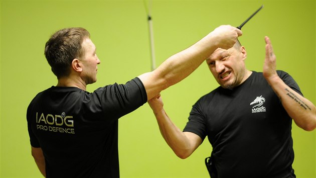 Jiří Kubalák (vpravo) ukazuje na jednom z tréninků, jak se účinně ubránit proti agresorovi s nožem.