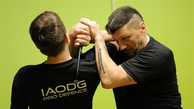 Jiří Kubalák (vpravo) ukazuje na jednom z tréninků, jak se účinně ubránit proti agresorovi s nožem.