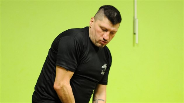 Jiří Kubalák názorně ukazuje, jak zpacifikovat útočníka s nožem v ruce.