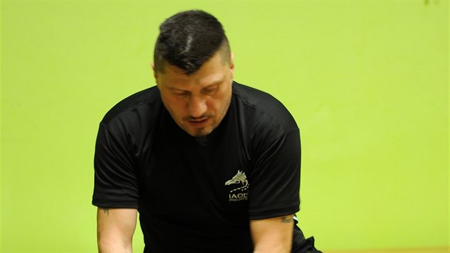 Jiří Kubalák názorně ukazuje, jak zpacifikovat útočníka s nožem v ruce.
