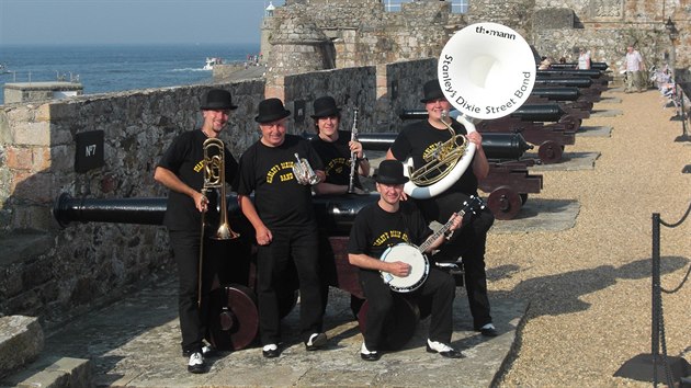 Stanleys Dixie Street Band na ostrov Guernsey, kam jezd kadoron na mezinrodn festival dixielandu.