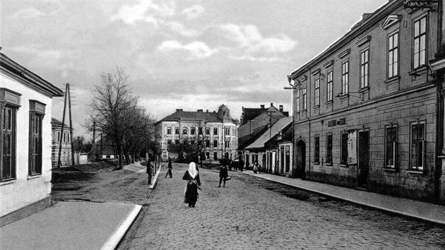Historický snímek Schönberské ulice z období před rokem 1921, která je součástí dnešního zábřežského náměstí Osvobození.