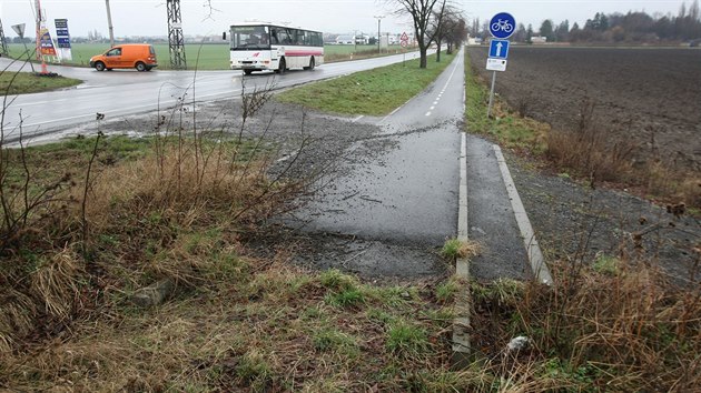 Z cyklostezky z Prost�jova do �e�ova zatím stojí jen �ást. Úsek kon�í v polích...