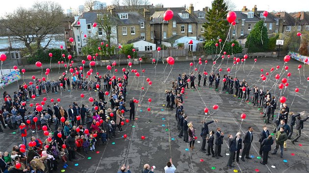 ci londnsk koly Riverston School v lednu vypustili u pleitosti oslav vro zaloen 90 nafukovacch balonk. Jeden z nich doletl a na Olomoucko.