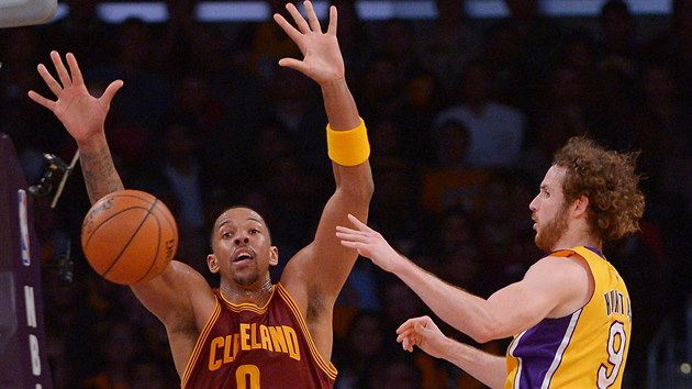 Channing Frye (vlevo) z Clevelandu pi obran Marcelinha Huertase z LA Lakers.