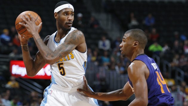 Will Barton (vlevo) z Denveru hled cestu pes Ronnieho Price z Phoenixu.