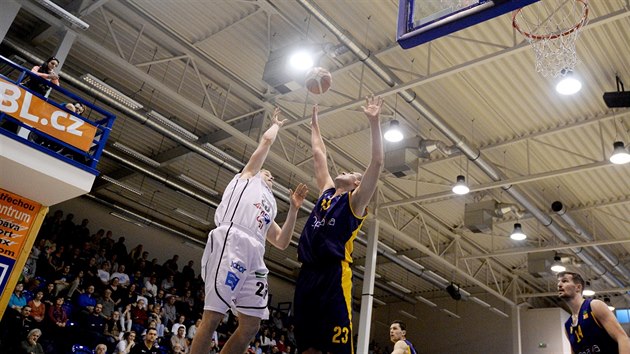 POCTA SLU 23. V Dn nos slan basketbalov slo Luk Baant (vlevo), v Opav po nm shl Ludk Jureka.