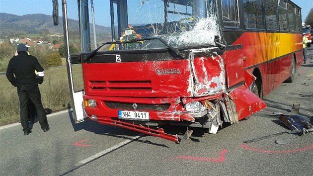 Autobus, do kterho u Knnice na Jinsku narazilo osobn auto (10.3.2016).
