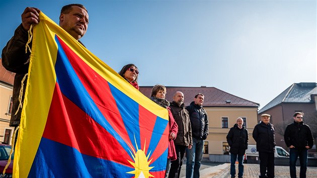 Opozin zastupitel uspodali ped sdlem Krlovhradeckho kraje happening na podporu Vlajky pro Tibet (10.3.2016).