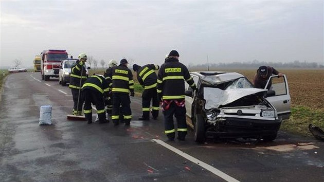 Tragick nehoda osobnho auta a motorke u Nepolis na Hradecku (11.3.2016).