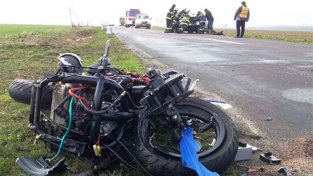 Tragick nehoda osobnho auta a motorke u Nepolis na Hradecku (11.3.2016).