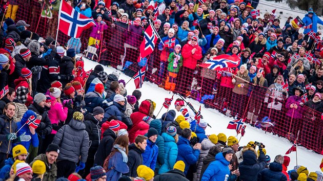 FANDOV. Momentka z musk tafety na biatlonovm MS v Oslu