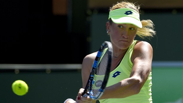 Denisa Allertová bhem duelu proti Kerberové z Nmecka na turnaji v Indian Wells