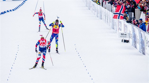 Dramatick fini zvodu s hromadnm startem - vpedu je Johannes B, za nm jede Martin Fourcade.