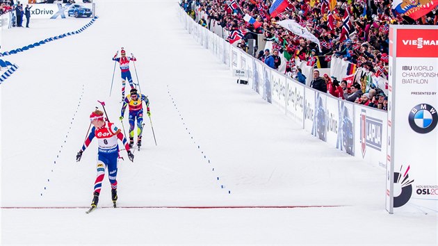 Dramatick fini zvodu s hromadnm startem - prvn dojel Johannes B, za nm jede Martin Fourcade.