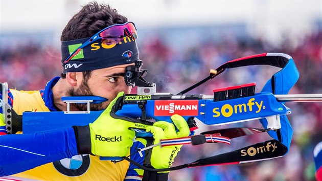 STOJKA. Martin Fourcade bhem stelby v zvodu s hromadnm startem na MS v Oslu.