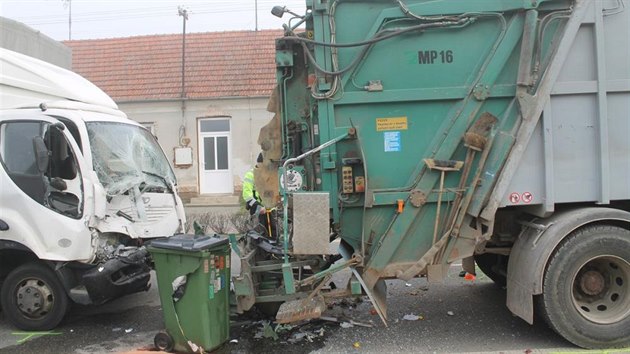 Do popelskho vozu zezadu narazil nklak. Hmotn koda je pl milionu (17. 3. 2016).