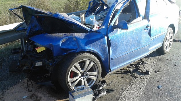 Řidič Škody Octavia se těžce zranil po střetu s nákladním vozem u Dřevěnice na Jičínsku (15.3.2016).