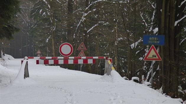 Silničáři uzavřeli pomocí závor kopec mezi Chvalčí na Trutnovsku a Adršpachem na Náchodsku na zimní období. Na snímku je uzamčená závora blíž k Adršpachu (10.3.2016).